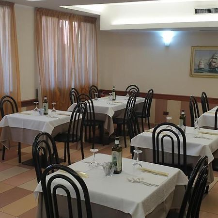 Albergo Ristorante Il Delfino Novara Bagian luar foto