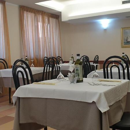 Albergo Ristorante Il Delfino Novara Bagian luar foto