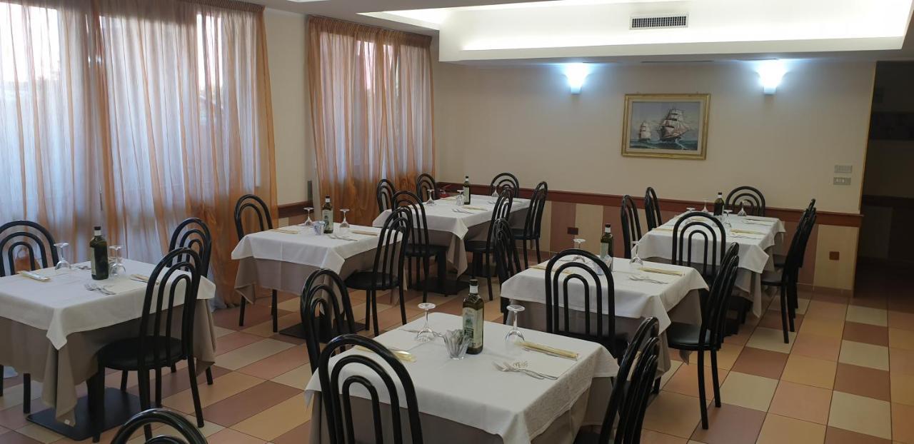 Albergo Ristorante Il Delfino Novara Bagian luar foto