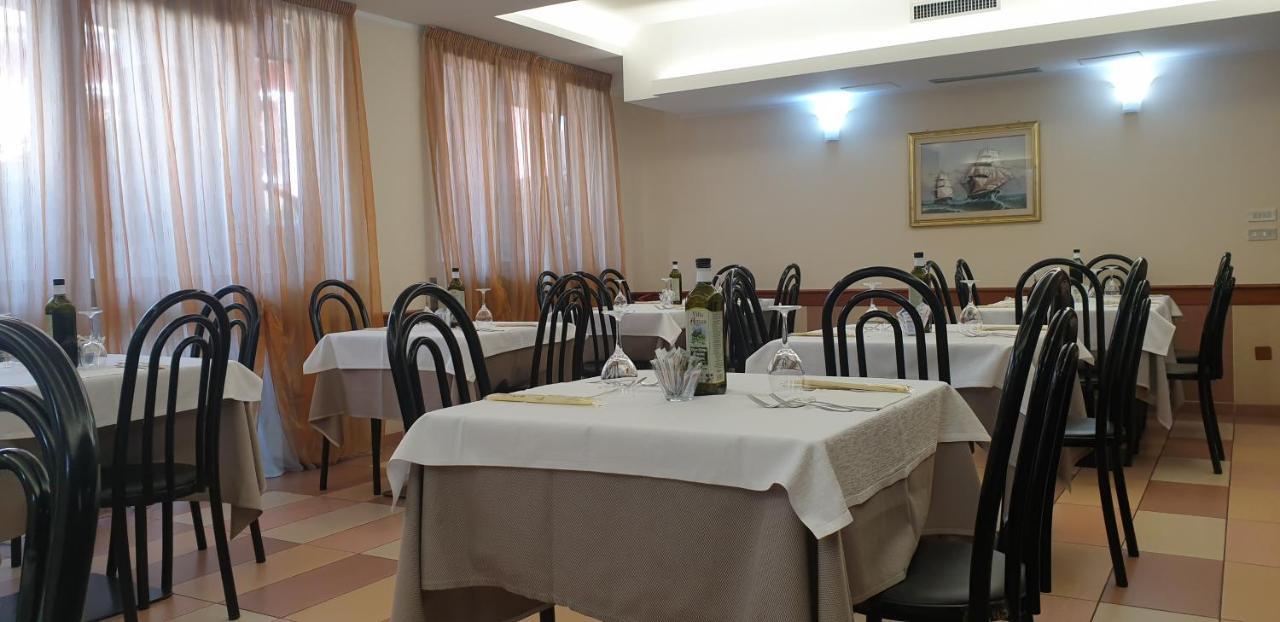 Albergo Ristorante Il Delfino Novara Bagian luar foto