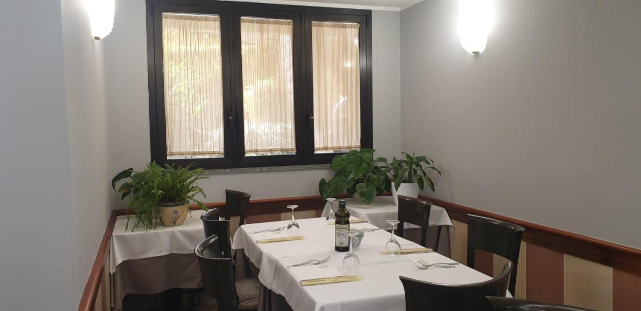 Albergo Ristorante Il Delfino Novara Bagian luar foto