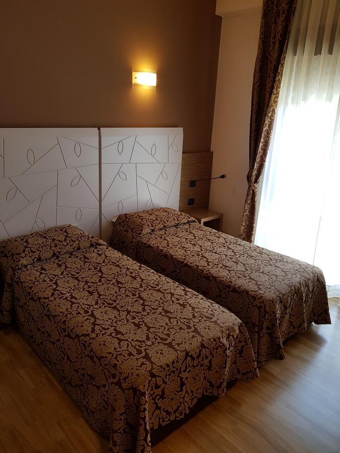 Albergo Ristorante Il Delfino Novara Bagian luar foto