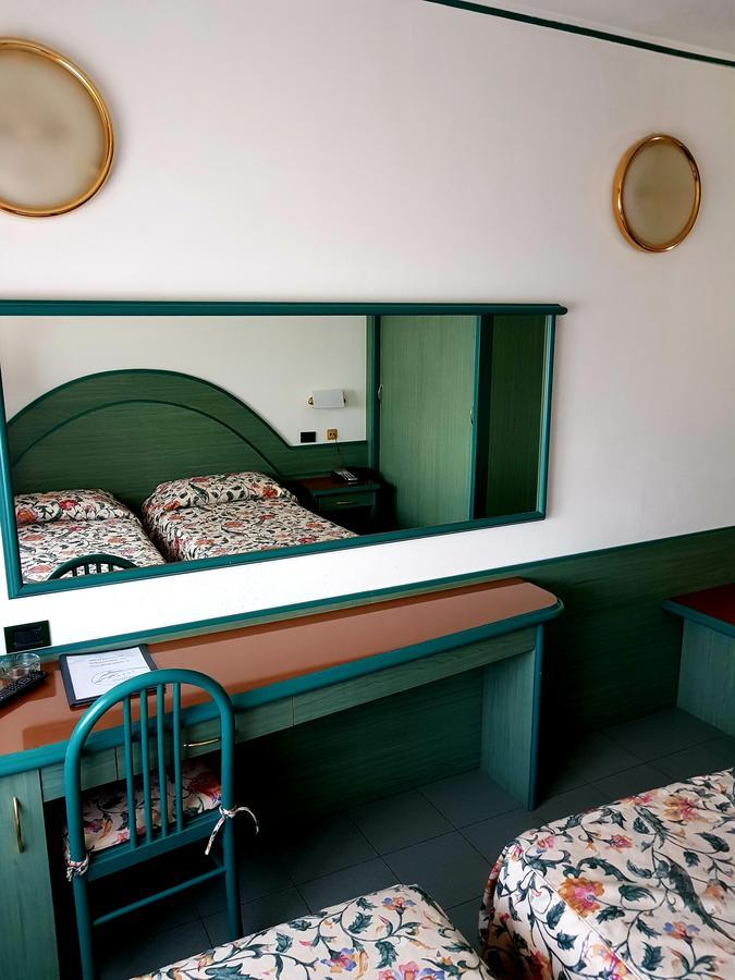 Albergo Ristorante Il Delfino Novara Bagian luar foto