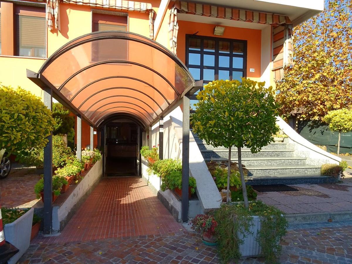 Albergo Ristorante Il Delfino Novara Bagian luar foto