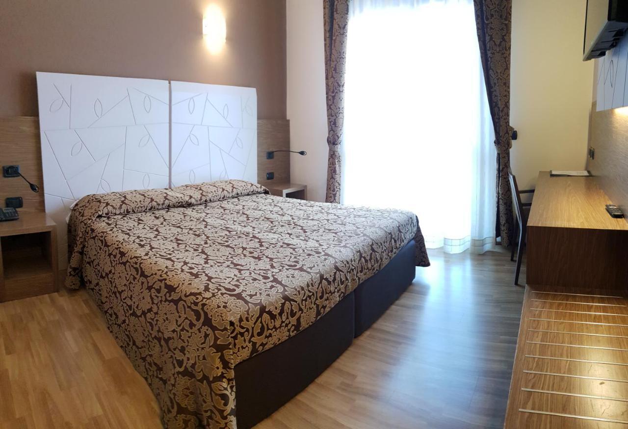 Albergo Ristorante Il Delfino Novara Bagian luar foto