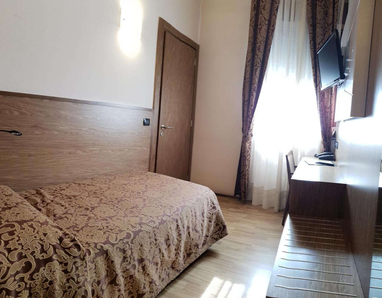 Albergo Ristorante Il Delfino Novara Bagian luar foto