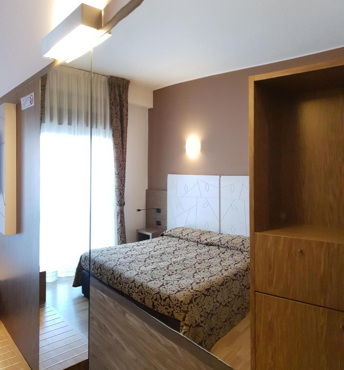Albergo Ristorante Il Delfino Novara Bagian luar foto