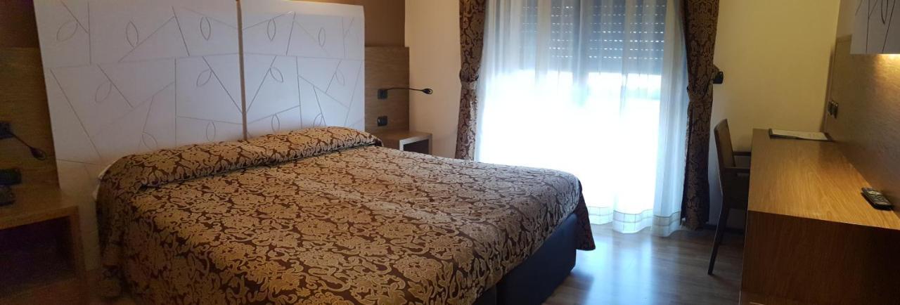 Albergo Ristorante Il Delfino Novara Bagian luar foto